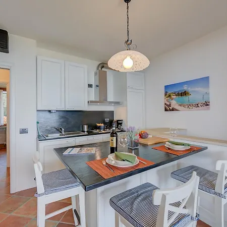 Borgo Belvedere-lake View & Shared Pool - Happy Apartmán *